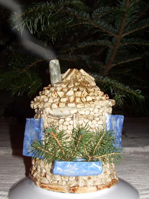 Handgearbeitete Holzmiete aus Ton als R�ucherhaus mit R�ucherkerze
