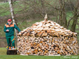 Nach Fertigstellung der Holzmiete, wird diese mit einem Obstler eingeweiht