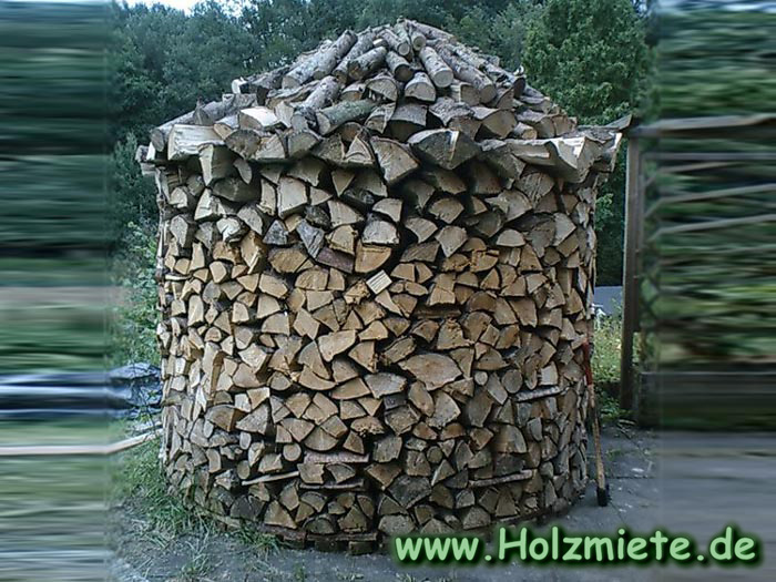 Fichtenholz zur Holzmiete gestapelt