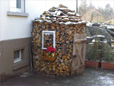 Holzmiete am Weg zur historischen Holzversteigerung in Rodgau Dudenhofen