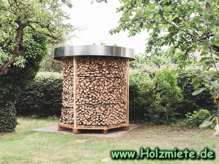 Holzmiete mit Dachbegr�nung Flechten, Moosen und Blumen
