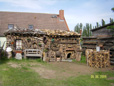 Als Anbau an die vorjhrige Holzmiete gibt es jetzt eine Hundehtte im Heizhaus