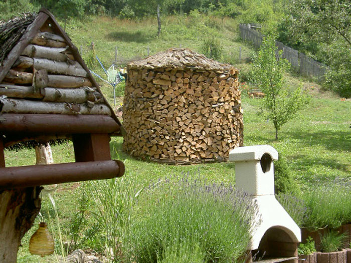 Stammholz aufarbeiten und zur traditionellen Holzmiete aufstapeln